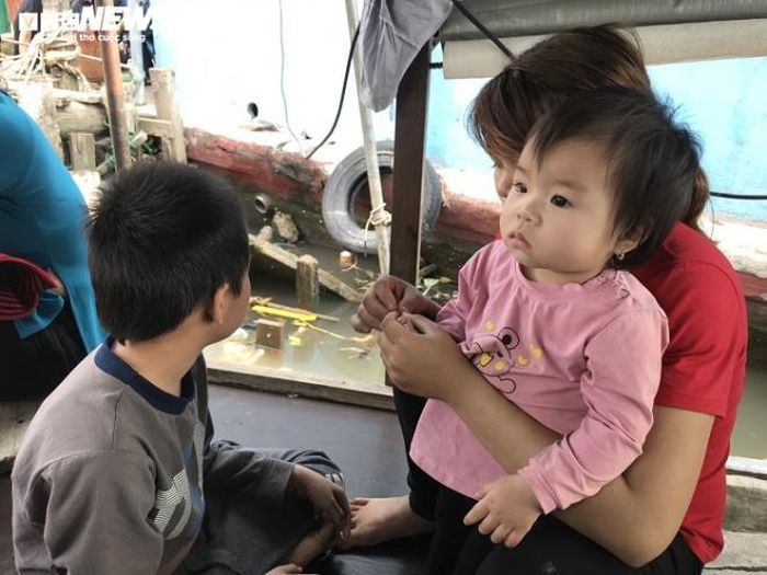 Những nỗi cực ấy, mỗi người dân xóm chài như bà Chĩnh hay bất kỳ ai khác đều trải qua. Họ cũng khóc, cũng cười trong cuộc sống này nhưng chỉ có duy nhất một điều họ chưa một lần chạm tới. Đó là cuộc sống ổn định trên bờ, đặt dấu chấm hết cho chuỗi ngày sống tạm bờ. Nhưng ước mơ đó vẫn đang xa vời với họ cũng chỉ bởi chữ “nghèo”. 