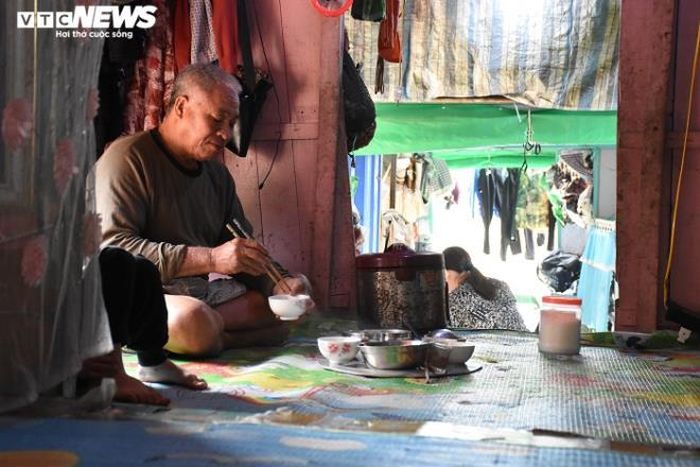 Bên mâm cơm ăn vội để kịp đi thuyền ra sông mò sắt, đánh bắt tôm, cá… ông Lê Văn Thực (64 tuổi) cho biết, người dân ở xóm chài bên bờ Tam Bạc mỗi ngày chỉ ăn 2 bữa. Bữa trưa có thể ăn lúc 7-8h sáng cũng có thể lúc 10-11h hoặc 1-2h chiều.