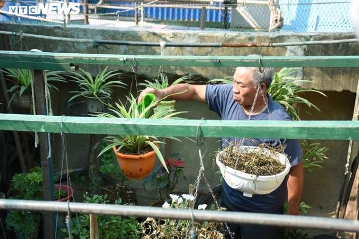Ngày nào cũng ra sông nhưng từ Tết tới nay, thu nhập của ông chỉ được khoảng 1 triệu đồng. Đêm 25/2, hai bố con ông đi làm nhưng không được con tôm, con cá nào. Đi làm xa lại tốn tiền xăng, dầu. Thời gian rảnh rỗi, ông Thực chăm sóc vườn cây được trồng ngày ở khoang thuyền.