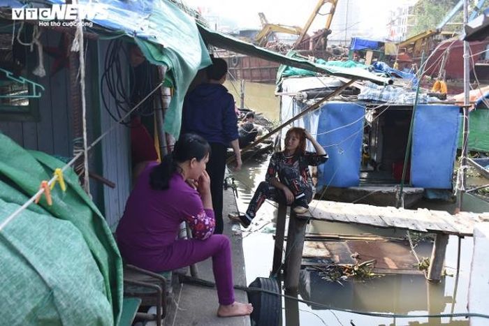 Thông tin di dời khiến những người dân ở xóm chài bên bờ sông Tam Bạc vừa mừng vừa lo.