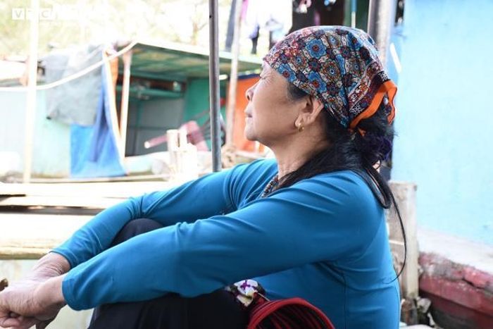 “Những lần mưa bão, tôi chỉ gói quần áo là gần hết tài sản dưới thuyền. Nồi, dép… vợ chồng tôi lấy dây buộc níu lại với nhau để tránh bị nước cuốn đi”, bà Chĩnh nhớ lại.