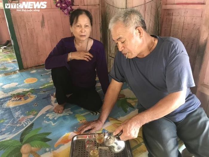 Trong chiếc thuyền làm bằng xi măng, bà Lê Thị Lụa (63 tuổi, quê xã Trường Thọ, An Lão) bảo, đây là chiếc thuyền kiên cố nhất ở làng chài này, được vợ chồng ông bà mua khoảng 2-3 năm trước từ tiền họ hàng, các con cho.