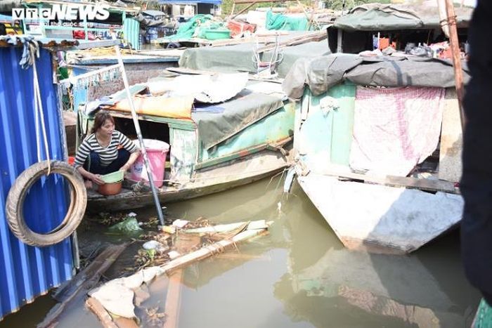 Bà Lê Thị Tình (50 tuổi) cũng phải chôn chặt ước muốn lên bờ khi thu nhập hàng ngày chỉ đủ ăn. Chỉ cho chúng tôi mũi thuyền bị gãy, bà Tình bảo, ngày 28 Tết, hai vợ chồng đang đứng ở mũi thuyền để vớt bèo, mũi thuyền gãy, hai vợ chồng ngã xuống sông giữa tiết trời rét mướt.