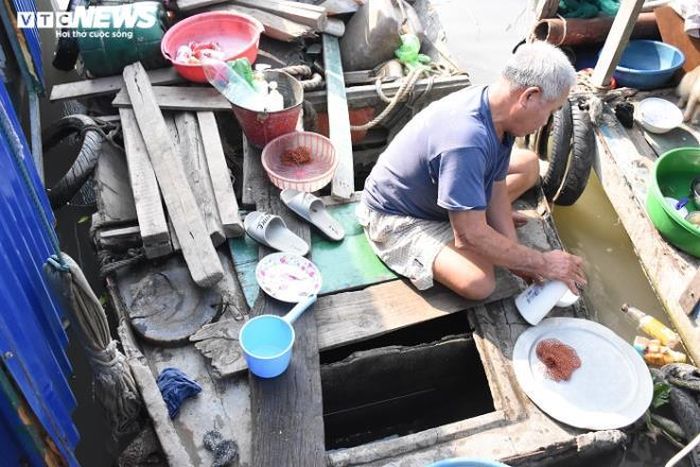 Thiếu cái ăn là một lẽ nhưng những người dân xóm chài còn thiếu cả nguồn nước sạch. Trước đây, họ lấy nước sông Cấm để ăn, uống.