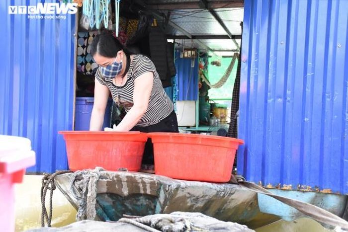 Vì “nghèo bền vững” nên bà Lụa lại lo cho ngày di dời xóm chài. Bà dự tính, nếu có ngày đó, vợ chồng bà vẫn tiếp tục làm sông nước. Con, cháu bà nếu ai có thuyền và muốn gắn bó với nghề sẽ tiếp tục quăng lưới ra khơi, còn không sẽ xin làm công nhân. 