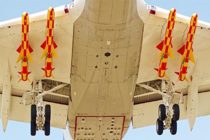  Cận cảnh tên lửa ASM mới được lắp dưới cánh của máy bay Kawasaki P-1.