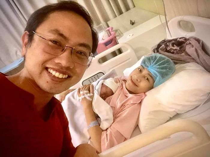 Tháng 12/2019, Phí Linh hạ sinh con gái đầu lòng.