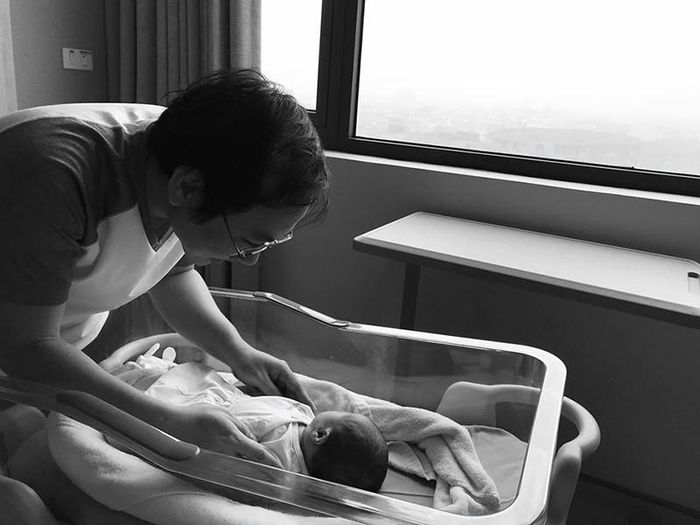 Phí Linh chia sẻ hình ảnh ông xã và con gái sau ca "vượt cạn" thành công.