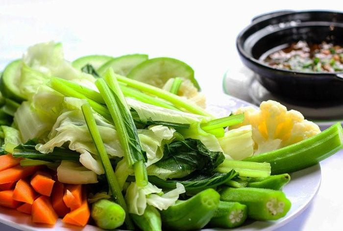 ăn rau lá xanh có tác dụng bảo vệ gan và phù hợp với những người có gan kém. Bông cải xanh, cải bắp, bắp cải… giúp gan tạo ra các enzyme để loại bỏ độc tố. Rau cải củ, cải bó xôi, rau diếp xoăn tăng hiệu quả của gan, tạo ra các chất dinh dưỡng. Ảnh minh họa: Internet