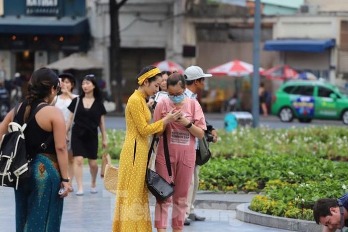 Vào dịp cuối tuần, nhà thờ Đức Bà là điểm đến không chỉ du khách trong nước mà thu hút khách nước ngoài đến tham quan, chụp ảnh.