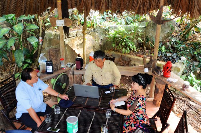 Nơi tiếp khách đơn sơ của TS Phước dưới chân Đồi Đá