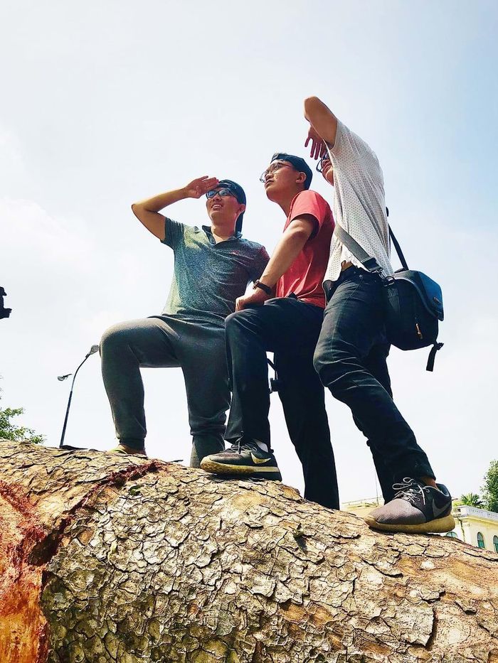 Ba sinh viên Đại học Hoa Sen tham gia dự án Cây trong suốt hơn một năm bất kể đêm ngày: Trịnh Vĩnh Phúc (quay phim chính), Phạm Duy Quang (quay phim phụ), Võ Thanh Phong (quay hậu trường). Ảnh LHL 2018