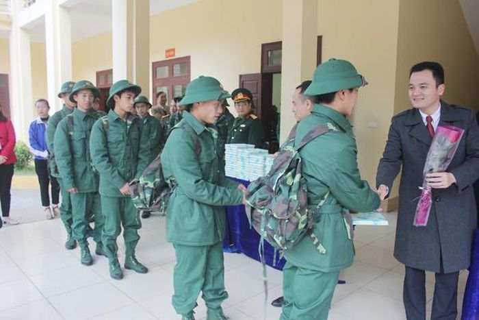 Lãnh đạo huyện Mường Khương tặng hoa cho tân binh.