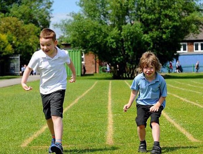  Cha mẹ cần chú ý đến chế độ vận động, thường xuyên khuyến khích trẻ tham gia các môn thể dục thể thao như chạy, bơi, nhảy dây, đi bộ... 