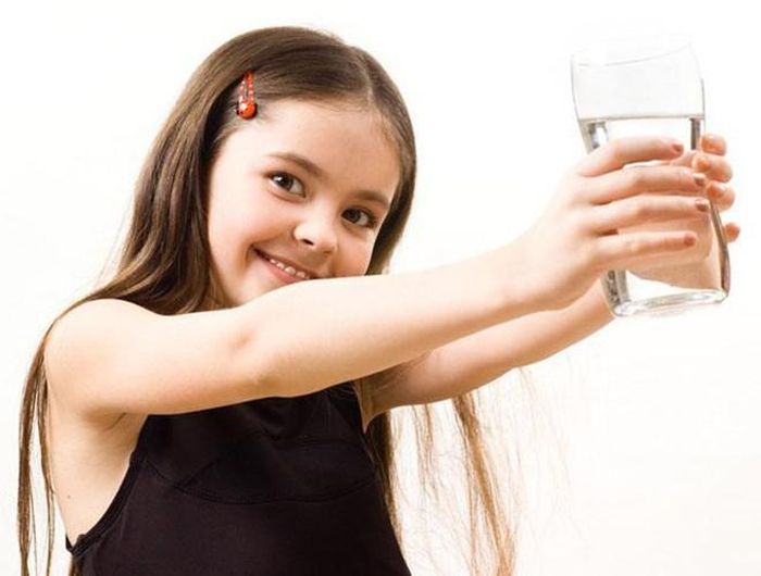  Ngoài ra nên cho trẻ uống nhiều nước, khoảng 1,5 lít mỗi ngày để cơ thể được đào thải một cách tốt nhất 