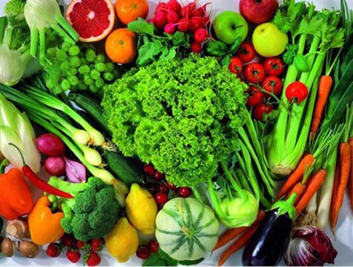  Phụ huynh nên cho bé ăn nhiều rau xanh và trái cây ít ngọt để cung cấp đầy đủ chất xơ và vitamin cho trẻ như dưa chuột, dưa gang, củ đậu chứa ít năng lượng mà không bị cảm giác rỗng dạ dày 