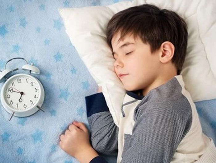  Cha mẹ cần chú ý cho trẻ ngủ đủ giấc, không thức quá khuya để cơ thể không bị suy nhược về sức khỏe 