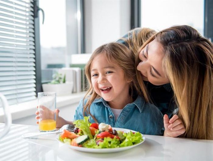  Ăn nhiều vào bữa sáng, bữa trưa và giảm ăn vào bữa chiều và bữa tối, đặc biệt hạn chế ăn sau 20 giờ 