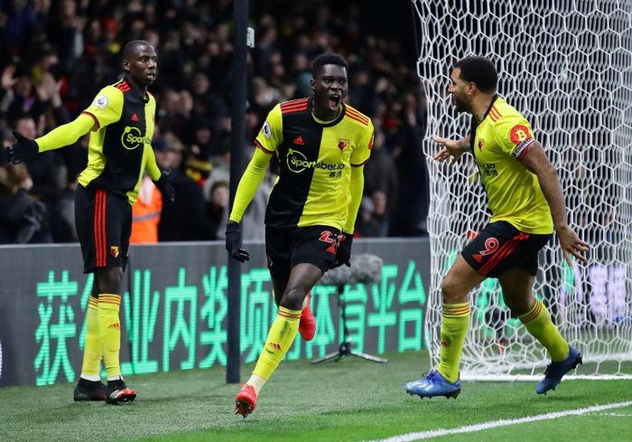 Từ trái qua phải, Doucoure, Sarr và Deene, 3 cầu thủ biến hàng phòng ngự trứ danh của Liverpool thành những gã hề trước khi ghi bàn mở tỷ số.