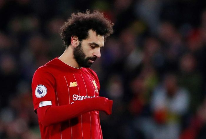 Salah cúi đầu sau thất bại tủi hổ của Liverpool. Đội bóng vùng Merseyside đã có một trận đấu tệ hại khi chỉ có 7 cú dứt điểm, chỉ bằng một nửa so với chủ nhà Watford. Salah tung 2 cú sút nhưng đều không đi trúng đích. Tệ hơn, Sadio Mane, Roberto Firmino thậm chí còn chẳng có lần uy hiếp khung thành nào trong suốt 90 phút.