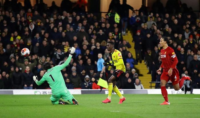  Sarr lốp bóng qua đầu thủ môn Alisson ghi bàn thứ 2 cho Watford. Ảnh: Getty. 