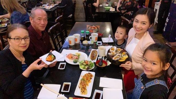 Diệu Hương cùng gia đình sang Mỹ định cư vào đầu tháng 12/2019. Mới đây, cô đăng ảnh đi ăn cùng gia đình vào ngày 29/2. Nữ diễn viên viết: “Đăng lên đây để 4 năm nữa thấy mình trẻ ra. Cuối tuần hạnh phúc bên gia đình thân yêu nhé cả nhà mình”.