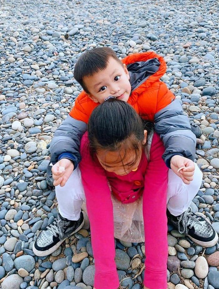 Cô chia sẻ: “Thời gian đầu mẹ biết con vất vả để hiểu và theo kịp chương trình, chưa kể những hoạt động thể chất khiến cô bé trắng phấn của mẹ cháy nắng đen nhẻm. Từ công chúa bánh bèo nay con quần jean giày thể thao đi học. Mẹ cũng thế đấy, cũng học, cũng thay đổi để hòa nhập và tự tin sống vui sống tốt”.