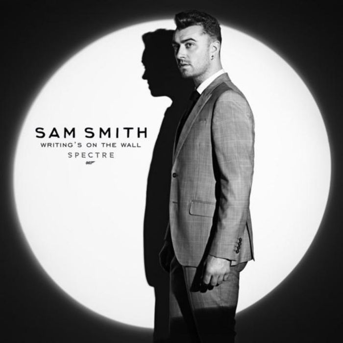 Sam Smith trên bìa đĩa đơn “Writing’s On The Wall” - ca khúc sáng tác nhanh nhất nhưng lại là xuất sắc nhất với anh