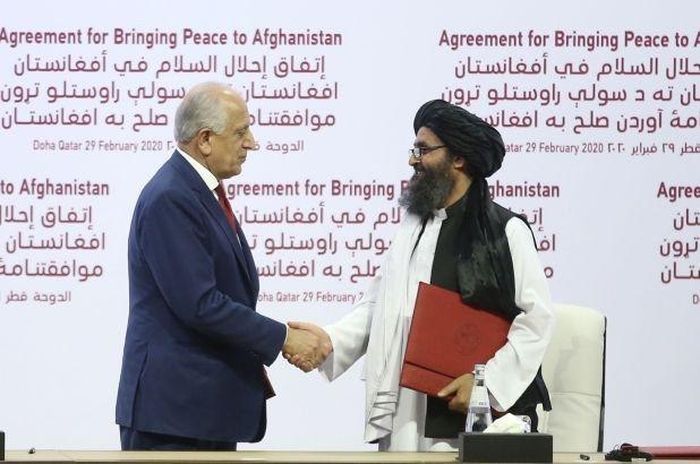 Mỹ và Taliban ký thỏa thuận hòa bình nhằm chấm dứt cuộc chiến kéo dài 18 năm qua giữa hai bên, ngày 29-2 tại Doha, Qatar. (Ảnh: Getty Images)