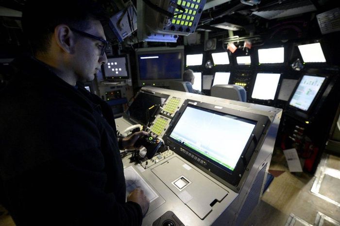 Bên trong tàu ngầm USS Colorado.