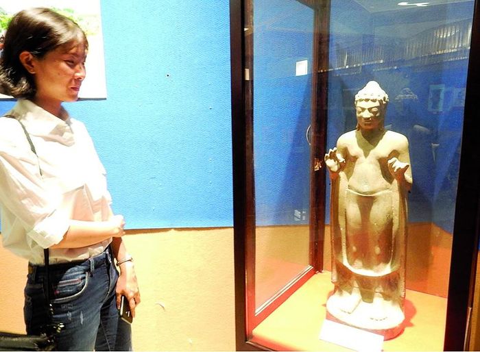 Tượng Phật đá Khánh Bình (niên đại thế kỷ VI-VII) ở An Giang được chế tác từ khối sa thạch lớn. Ảnh: TÍN HUY