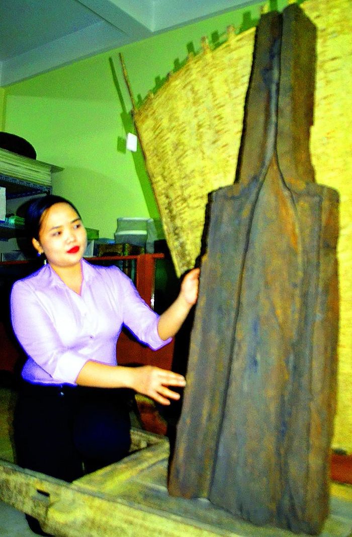Linga-Yoni gỗ Nhơn Thành (niên đại Văn hóa Óc Eo, thế kỷ V) lưu giữ tại Bảo tàng TP Cần Thơ. Ảnh: CAO PHONG