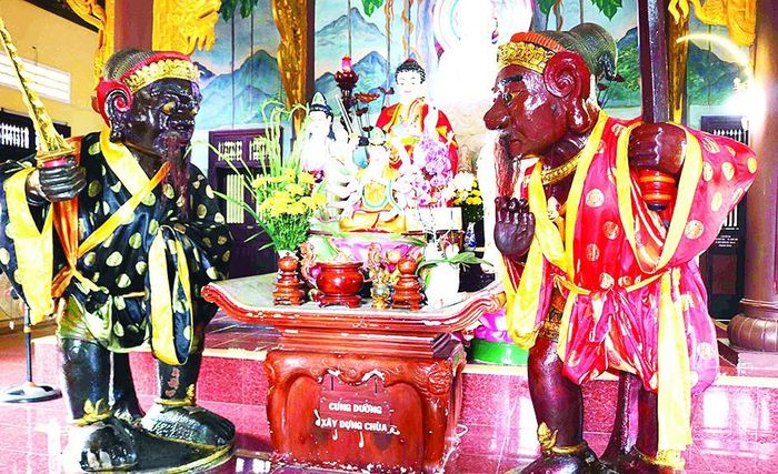Bộ tượng Hộ pháp “ông đỏ, ông đen” trên 700 tuổi trong ngôi chùa Nhạn Sơn, Bình Định. Ảnh: NGỌC OAI