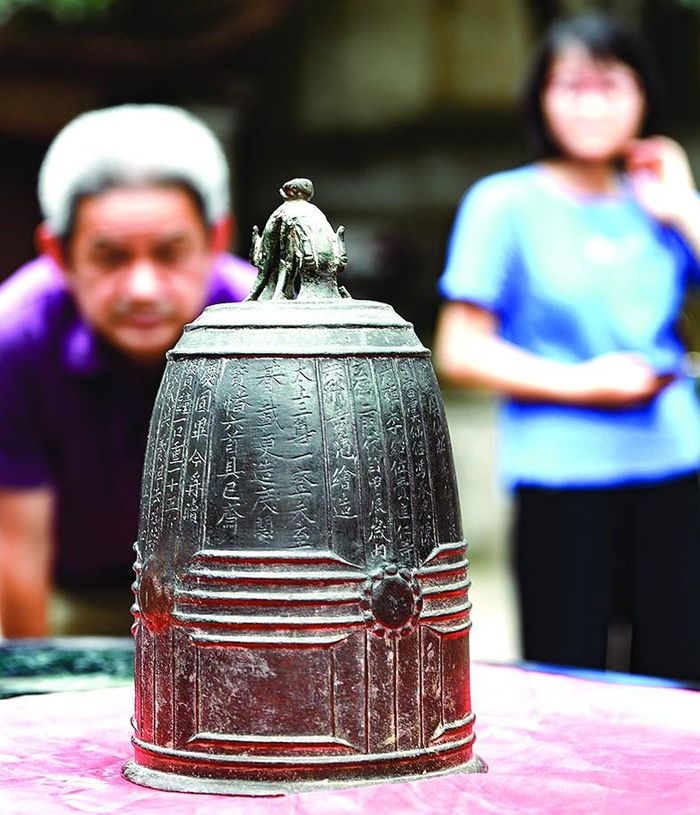 Bài minh trên chuông Nhật Tảo (niên đại thế kỷ X) được lưu giữ tại đình Nhật Tảo, phường Đông Ngạc, quận Bắc Từ Liêm, Hà Nội. Ảnh: TRẦN TRUNG HIẾU 