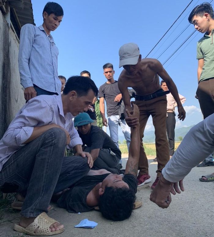 Hình ảnh sơ cứu một ca "sốc" của anh Thi và anh em trong nhóm.