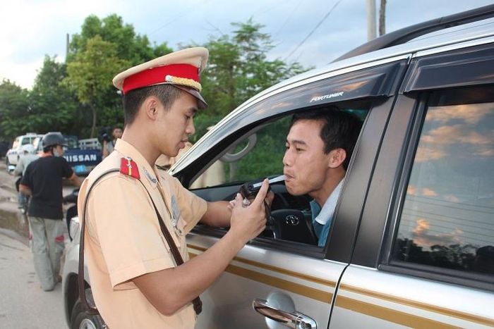 CSGT kiểm tra nồng độ cồn người tham gia giao thông.