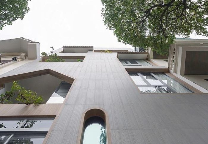 Các kiến trúc sư mất bốn tháng để đưa ra thiết kế phù hợp với yêu cầu của gia chủ. Từ một "chiếc hộp" với mặt tiền đơn giản, họ "điêu khắc" vị trí cửa sổ, logia để lấy sáng cho các phòng vào nhà.