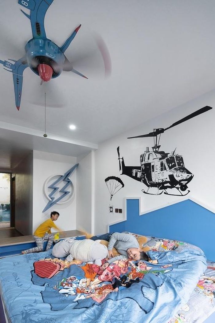 Tầng một dành cho tiếp khách, tầng lửng cho bếp và phòng ăn. Tầng hai của bố mẹ còn tầng ba dành cho trẻ con, được trang trí với tông màu xanh nước biển.