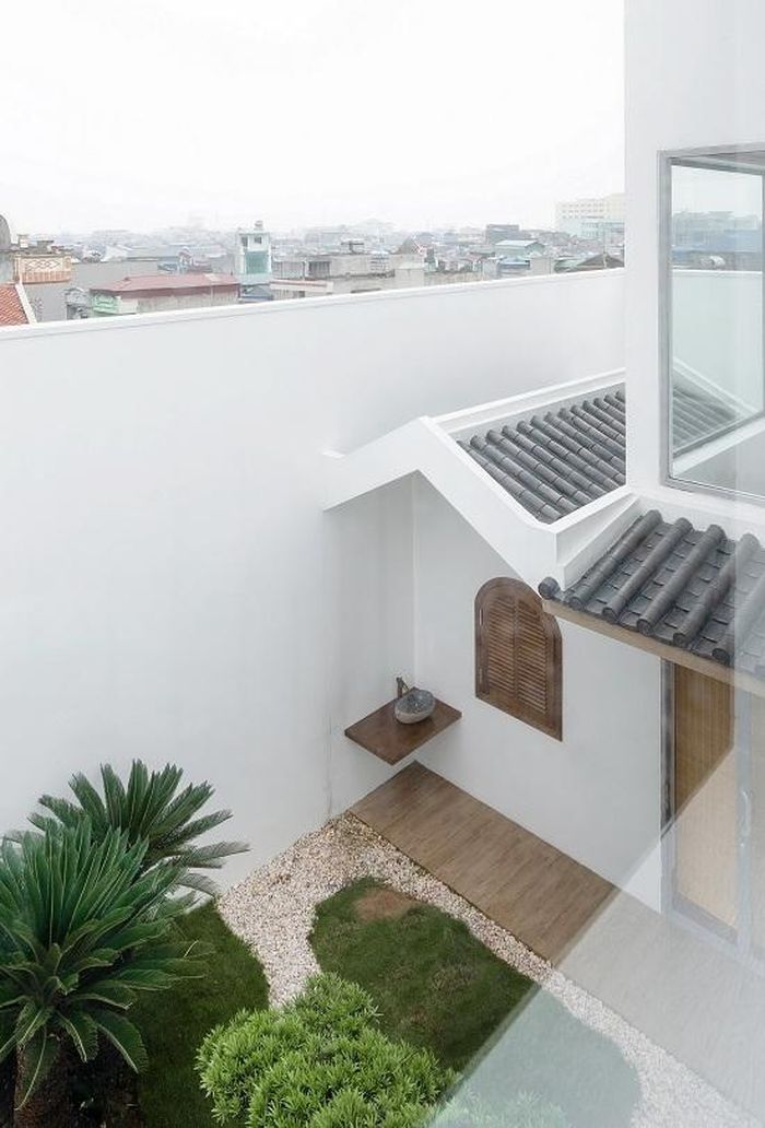 Tầng bốn là không gian thú vị nhất nhà với một khu vườn nhiệt đới nhỏ có mái hiên. Dưới mái hiên này là chỗ chủ nhà thưởng trà, thiền định, tiếp các vị khách đặc biệt cũng như ngắm mưa rơi.
