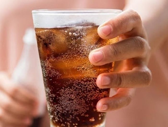  Trong đồ uống có ga thường chứa nhiều đường và chất tạo vị, ảnh hưởng không nhỏ tới sức khỏe con trẻ 