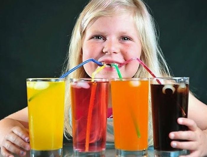  Nhưng việc thường xuyên cho trẻ sử dụng đồ uống có ga cũng khiến cho con của bạn dễ bị béo phì 