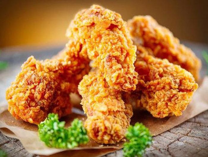  Gà rán là món ăn hợp khẩu vị của nhiều trẻ nhỏ 