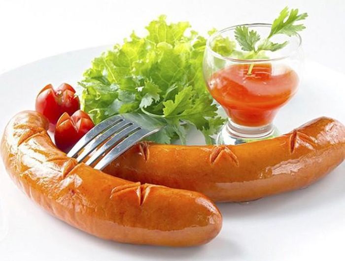  Xúc xích là món ăn nhanh, được nhiều trẻ ưa thích. Dù vậy trong xúc xích lại có chứa nhiều chất béo, đường, mỡ... khiến cho trẻ dễ bị béo phì thừa cân khi ăn nhiều 
