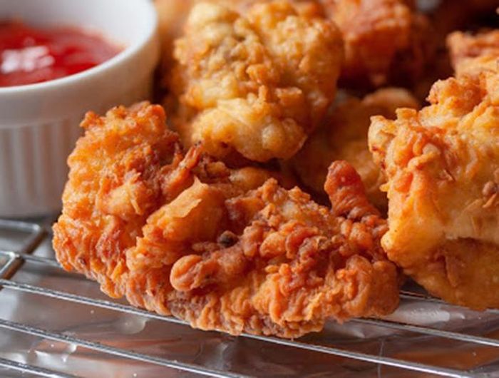  Tuy nhiên, giống như xúc xích, món ăn này cũng chứa rất nhiều chất béo và mỡ, khiến nguy cơ mắc các bệnh liên quan đến thừa cân, béo phì như tim mạch, xương... là rất cao 