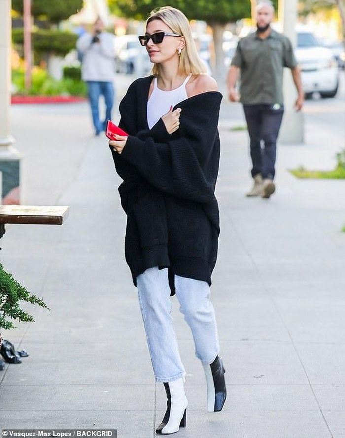 Hôm 19/2, Daily Mail hé lộ không gian sống của vợ chồng Bieber trong căn biệt thự trị giá 8,5 triệu USD ở Beverly Hills. Cơ ngơi rộng 6.100 m2, gồm 5 phòng ngủ và 7 phòng tắm với tông màu vàng mustard làm chủ đạo. Cặp sao trẻ nuôi rất nhiều mèo bởi vì Hailey đặc biệt yêu loài thú cưng này. 