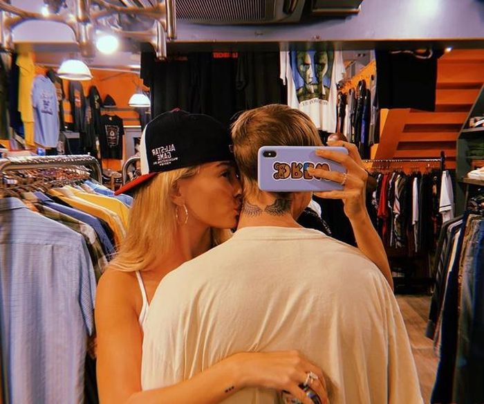 Từ khi yêu và cưới nhau, Bieber được cho là "nghiện" vợ quá mức. Vài ngày qua, anh tỏ ra buồn bã vì chân dài sinh năm 1996 phải sang Milan công tác. Khi đó, anh đăng ảnh bên bà xã cùng lời nhắn nhủ: "Trái tim anh lúc nào cũng lỡ mất một nhịp mỗi khi ở bên em".