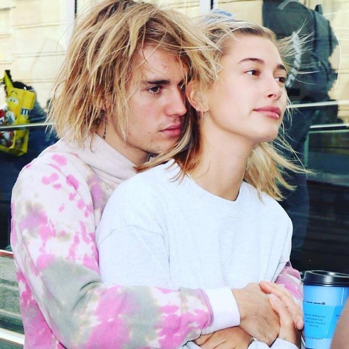  Trong bộ phim tài liệu phát hành gần đây, Bieber chia sẻ rất nhiều về hành trình vượt qua cơn nghiện ma túy, cần sa. Nam ca sĩ thổ lộ vợ Hailey tiếp cho anh động lực dù cô nàng không chen vào vấn đề này quá nhiều. Người mẫu 9X nói cô muốn ông xã tự cố gắng vươn lên từ khó khăn. 