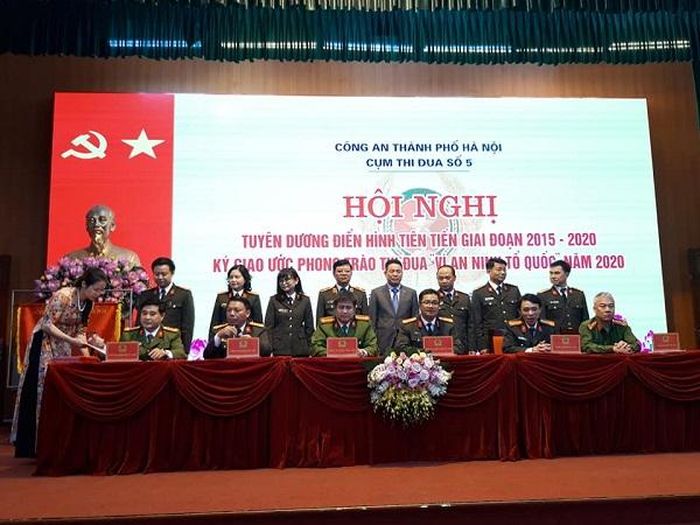 Các đơn vị trong Cụm thi đua số 5 - Công an TP ký giao ước thi đua năm 2020
