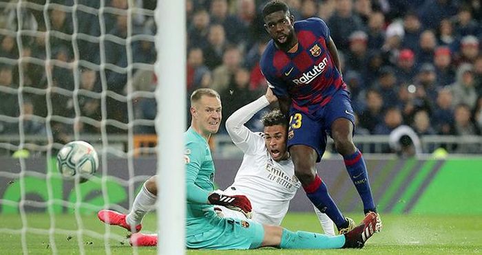 Dù bị trượt ngã, Mariano Diaz vẫn hạ gục được Ter Stegen