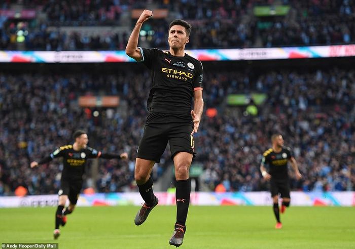  Rodrigo ăn mừng bàn nhân đôi cách biệt cho đội bóng đến từ Manchester. Ảnh: Dailymail
